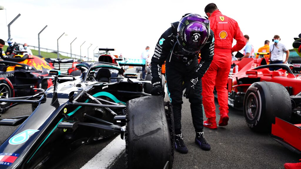 Hamilton su tre ruote: la folle impresa nel GP di Silverstone 2020.