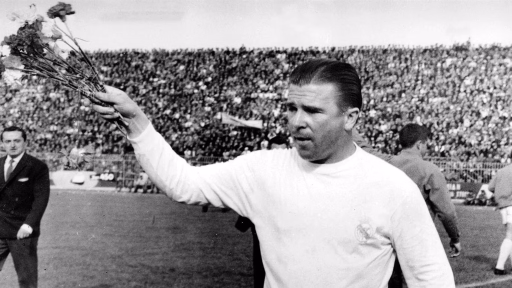 Ferenc Puskas si congratulò con Sandro Mazzola dopo la finale del 1964 Ferenc Puskas si congratulò con Sandro Mazzola dopo la finale del 1964